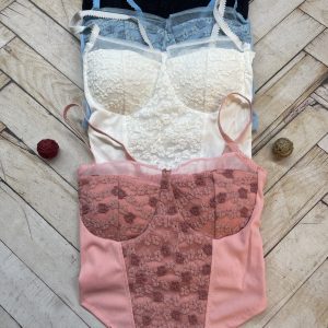نیم تنه کراپ وارداتی پایین‌ مثلثی گل‌ گیپوری (جین۱۲تایی)